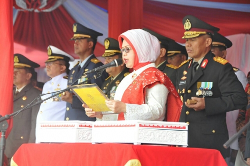 Hasil gambar untuk ketua DPRD Riau Septina Primawati bacakan teks proklamasi kemerdekaan RI